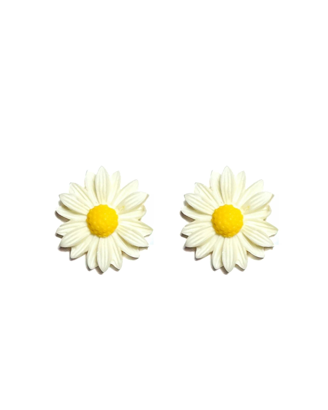 White daisy stud earrings with yellow centre on Sunbaked Lizard jewellery card